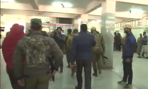 శ్రీనగర్‌లో ఉగ్ర కాల్పులు.. పాక్ ఖైదీ పరారీ