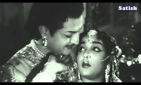 నన్ను దోచుకొందువటే వన్నెల దొరసాని!