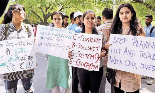 సీబీఎస్‌ఈ ప్రశ్నాపత్రాల లీకేజీ ఆందోళన ఉద్రిక్తం