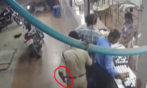 కోడిగుడ్లు కొట్టేసిన కానిస్టేబుల్..