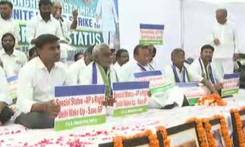 హోదా కోసం వైసీపీ ఎంపీల ఆమరణ దీక్ష హోదా కోసం వైసీపీ ఎంపీల ఆమరణ దీక్ష