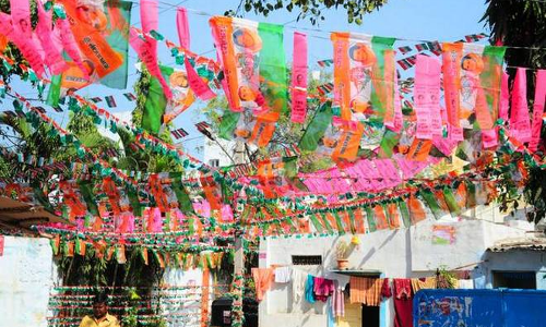 అభ్యర్థులు వర్సెస్ అసమ్మతి నేతలు... ఇదీ గులాజీ రాజకీయం