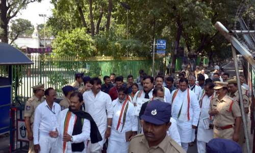 పాదయాత్ర ఉత్కంఠ..త‌ల‌లు ప‌ట్టుకున్న కాంగ్రెస్ నేత‌లు