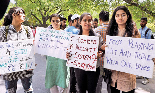 సీబీఎస్ఈ లీకేజీ : మగ్గురు నిందితులు అరెస్ట్ సీబీఎస్ఈ లీకేజీ : మగ్గురు నిందితులు అరెస్ట్