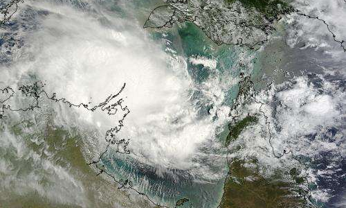 తెలుగు స్టేట్స్... సైక్లోన్ అలర్ట్! దంచికొడుతాయట వానలు!! తెలుగు స్టేట్స్... సైక్లోన్ అలర్ట్! దంచికొడుతాయట వానలు!!