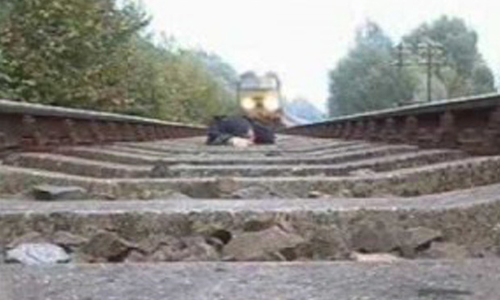 రైలు కిందపడి ప్రేమజంట ఆత్మహత్య..!