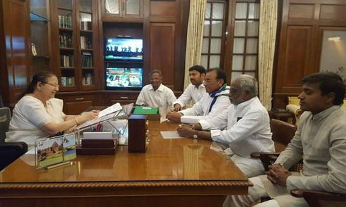 ఎట్టకేలకు వైసీపీ ఎంపీలపై స్పీకర్ నిర్ణయం..