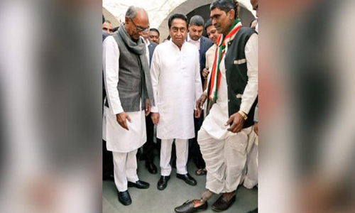 15 ఏళ్ల తర్వాత చెప్పులు తొడిగాడు..! 15 ఏళ్ల తర్వాత చెప్పులు తొడిగాడు..!