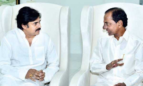 సీఎం కేసీఆర్ స‌హ‌జ‌ నటుడైతే పవన్ సినీనటుడు