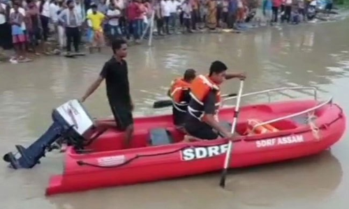 విరిగిన పడవ.. ఇద్దరు దుర్మరణం.. 26 మంది గల్లంతు..