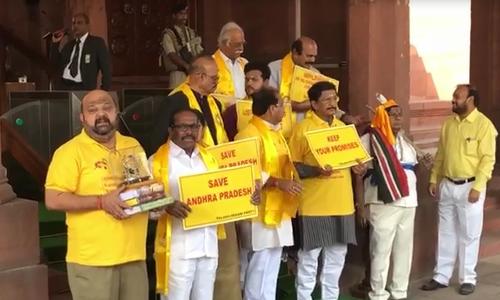 పార్లమెంట్‌లో కొనసాగుతున్న ఏపీ ఎంపీల ఆందోళన