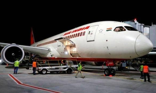 విమానంలోంచి కిందపడిన మహిళా ఉద్యోగి..