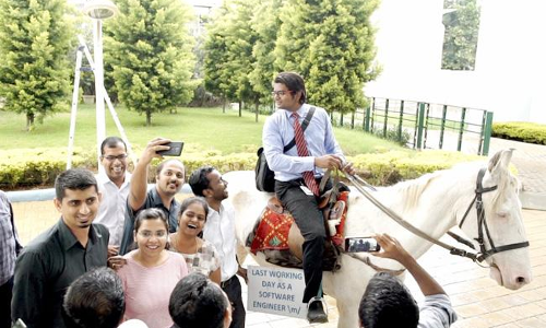 ఆఫీసుకు గుర్రంపై వెళ్లిన ఉద్యోగి