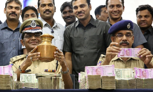 పిట్ట‌క‌థతో డబ్బు దండుకుంటున్న రైస్ పుల్లింగ్ గ్యాంగ్