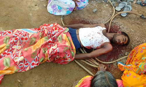 యువకుడు దారుణ హత్య.. పరారీలో తండ్రి!