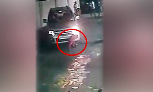 బాలుడు మీద నుంచి వెళ్లిన కారు.. కానీ..(వీడియో)