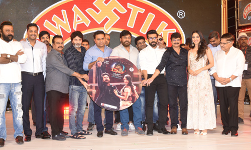 అక్కడ కేటీఆర్, నేను ఒకే బెంచిపై కూర్చునేవాళ్ళం : మెగాస్టార్ చిరంజీవి అక్కడ కేటీఆర్, నేను ఒకే బెంచిపై కూర్చునేవాళ్ళం : మెగాస్టార్ చిరంజీవి