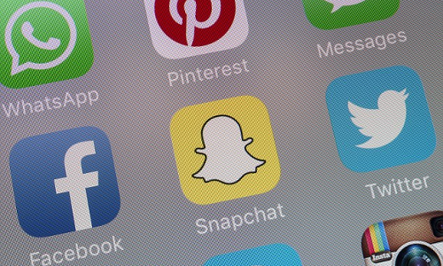 సోష‌ల్ మీడియాకు ఆద‌ర‌ణ క‌రువు