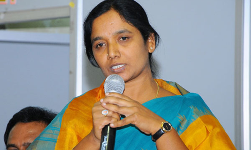 తుఫాను బాధితులను అన్ని విధాలా ఆదుకుంటాం : మంత్రి పరిటాల సునీత