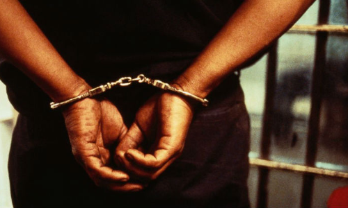 పోలీసులనే బెదిరించాడట