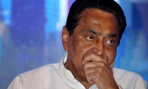 దుమారం : ఎంపీ తలపై తుపాకీ ఎక్కుపెట్టిన కానిస్టేబుల్