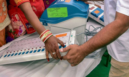 ఓటు హక్కును వినియోగించుకున్న కలెక్టర్, మాజీ మంత్రులు