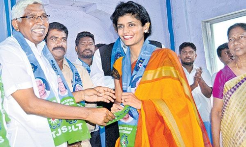 టీజేఎస్‌ లో చేరిన రచనారెడ్డి.. చేరిన వెంటనే..