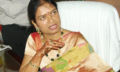 మరో కాంగ్రెస్ కీలకనేత టీఆర్ఎస్ లో చేరే అవకాశం?.. డీకే అరుణ బుజ్జగింపు!