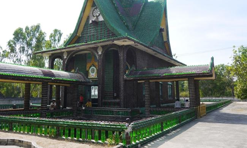 బీరు బాటిళ్లతో బుద్ధుడి ఆలయం!