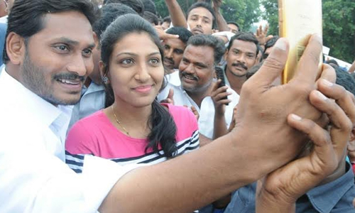 ఈ దిక్కుమాలిన రాజ‌కీయాలు చేయాలీ