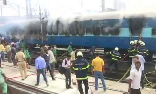 నిలిపివున్న రైల్లో మంటలు..