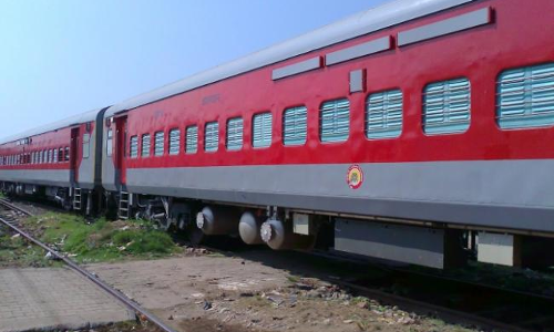 షాకింగ్.. కొత్త రైలు బోగీలు కొట్టేశారు