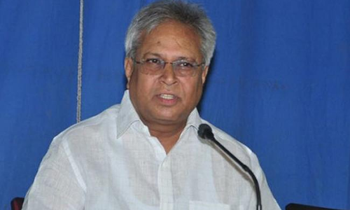 రూ. 50లో 37 రూపాయలు దోచేస్తున్నారు : మాజీ ఎంపీ ఉండవల్లి ఫైర్