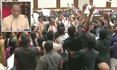 అసెంబ్లీలో కాంగ్రెస్‌ రచ్చరచ్చ.. గవర్నర్‌పైకి పేపర్లు..