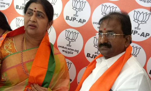 సీఎం చంద్రబాబును తిడితే పదవులు ఖాయం : కవిత సీఎం చంద్రబాబును తిడితే పదవులు ఖాయం : కవిత