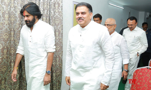 నాదెండ్ల మనోహర్ కు త్రుటిలో తప్పిన ప్రమాదం.. ఆలస్యంగా వెలుగులోకి..