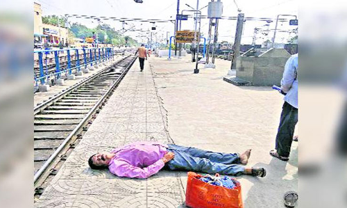 భార్య ఆపరేషన్ కు బయలుదేరి విగతజీవిగా మారిన భర్త..