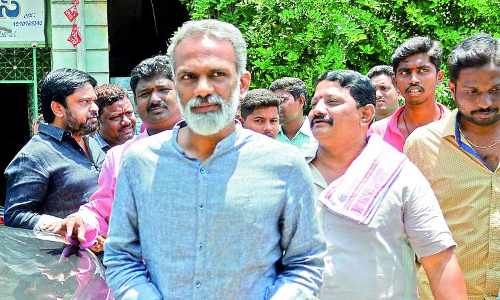 వైసీపీలో ముసలం.. మధ్యలోనే వెళ్లిపోయిన రాధా..