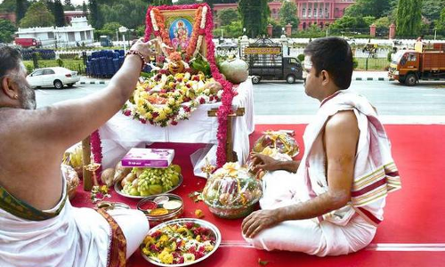 పూజలు... హోమాలు... యాగాలు... గుడిబాట ఎందుకోసం?!