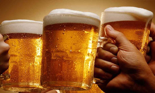 లిక్కర్ కిక్కులో మందు బాబులు...ఎక్సైజ్‌ శాఖకు అంచనాలకు మించి...