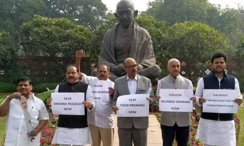 పార్లమెంటులో టీడీపీ ఎంపీల ఆందోళన