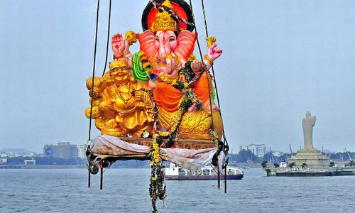 భాగ్యనగరంలో వినాయక నిమజ్జనం సందడి