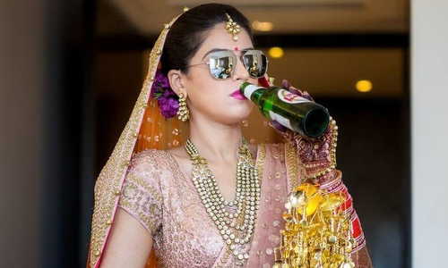 పారిక‌ర్ కు బీర్ తాగుతున్న ఫోటోల‌తో యువ‌తుల ట్రోల్