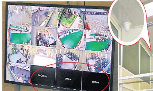 దుర్గ గుడిలో అధికారుల నిర్లక్ష్యం...మహిళలు బట్టలు మార్చుకునే రూంలో సీసీ కెమెరాలు