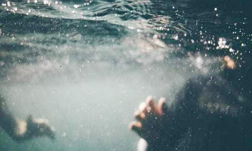 తల్లీకొడుకుని కాపాడబోయి ఆటో డ్రైవర్ మృతి