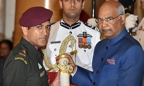 పద్మభూషణ్ అవార్డ్ అందుకున్నధోని పద్మభూషణ్ అవార్డ్ అందుకున్నధోని