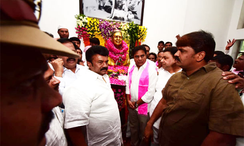 ప్రోఫెసర్ జయశంకర్ సేవలను స్మరించుకున్న టీఆర్ఎస్ నేతలు