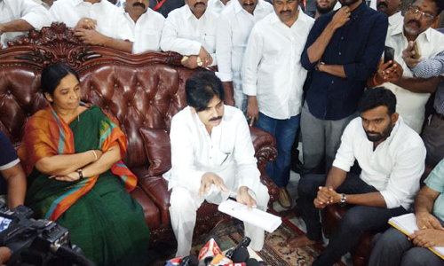 పరిటాల కుటుంబంతో పవన్ కల్యాణ్ భేటీ..ఆసక్తికర వ్యాఖ్యలు పరిటాల కుటుంబంతో పవన్ కల్యాణ్ భేటీ..ఆసక్తికర వ్యాఖ్యలు