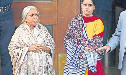 జాదవ్‌ కుటుంబాన్ని మానసికంగా హింసించిన పాక్.. జాదవ్‌ భార్య బొట్టు, మంగళసూత్రం తీయించిన పాక్ అధికారులు