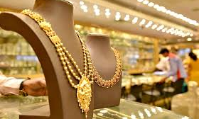 తుపాకీతో బెదిరించి జ్యూవెల్లరీ షాపులో చోరీ